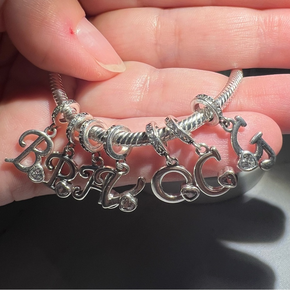 Letter V Charm - Picture 7 of 9
